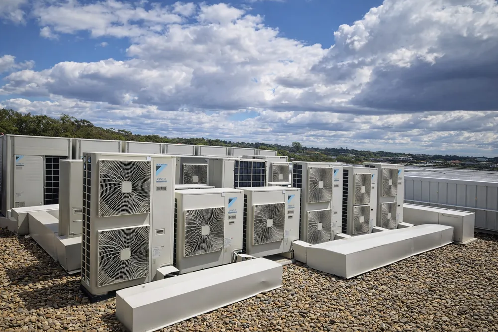Commercial rooftop HVAC plant serviced by Evercold